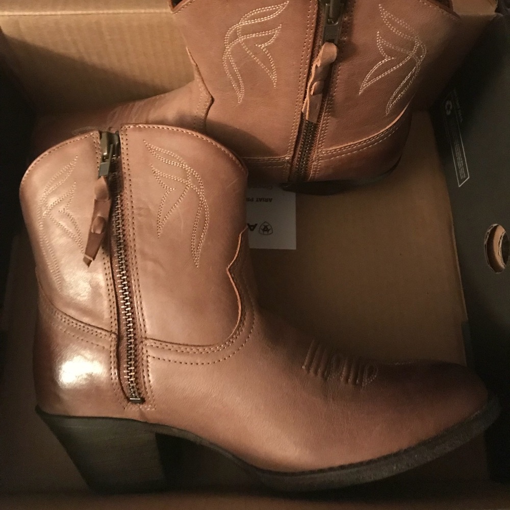NEW IN THE BOX Ariat Darlin ankle western boots!